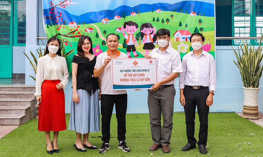 Anh Phạm Đình Quý (thứ 3 từ trái sang) bàn giao công trình cho Trường THCS Lê Quý Đôn (xã Ia Peng, huyện Phú Thiện). Ảnh: Diệu Loan