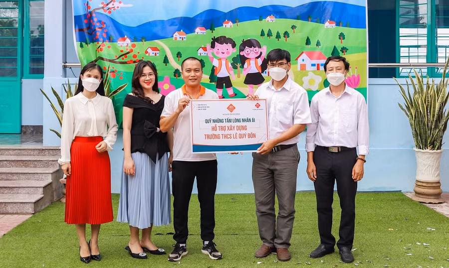 Anh Phạm Đình Quý (thứ 3 từ trái sang) bàn giao công trình cho Trường THCS Lê Quý Đôn (xã Ia Peng, huyện Phú Thiện). Ảnh: Diệu Loan