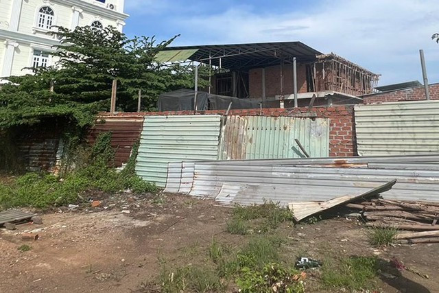 Công trình xây dựng không phép được rào tôn, cách trụ sở UBND xã Mỹ Phong chỉ 200m.