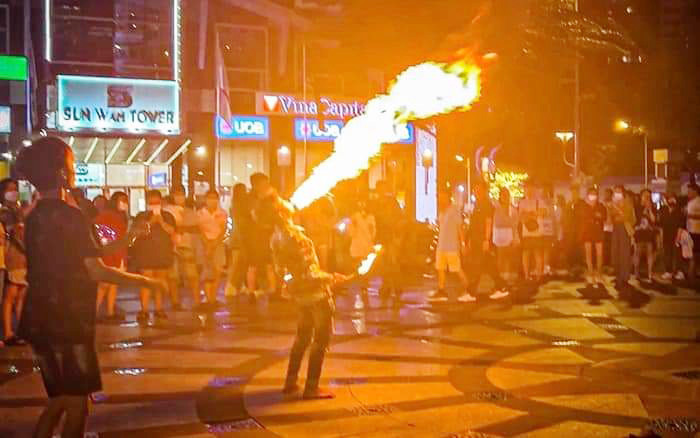 Những đêm ngậm xăng phun lửa sẽ gây ra hệ lụy xấu đến tinh thần và sức khỏe của các em.