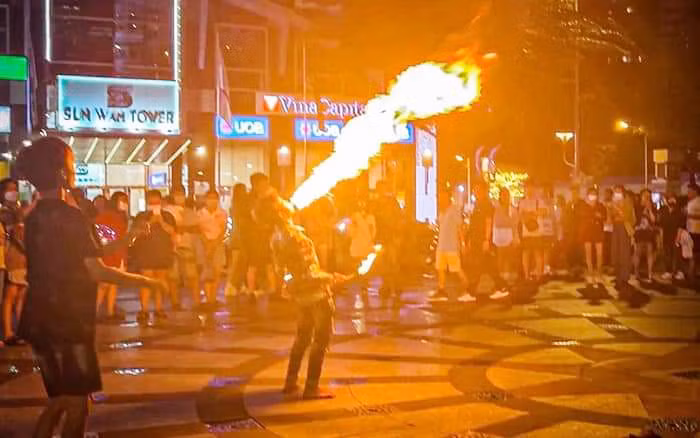 Những đêm ngậm xăng phun lửa sẽ gây ra hệ lụy xấu đến tinh thần và sức khỏe của các em.