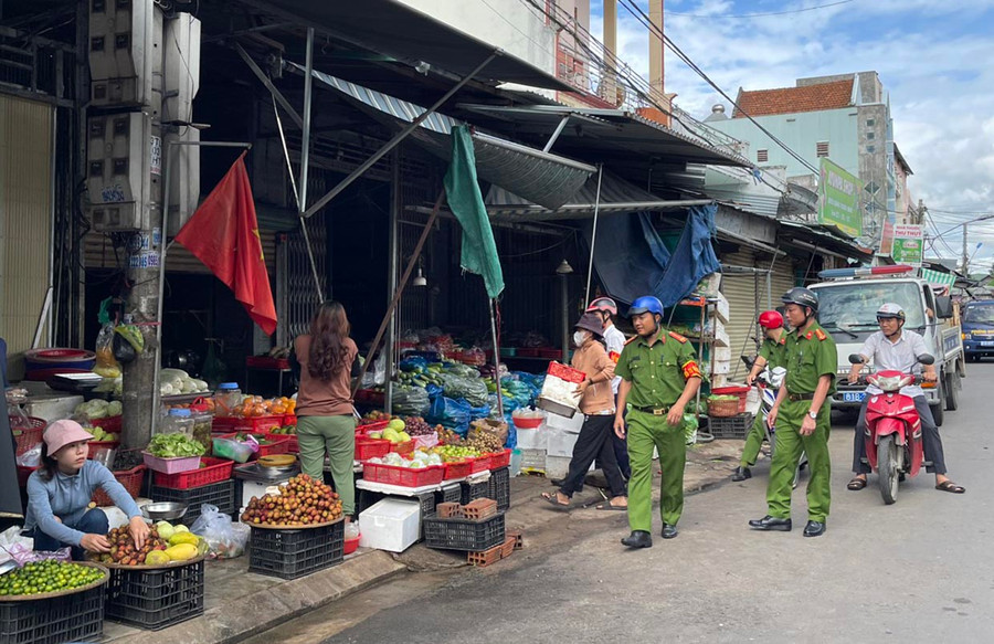 Lực lượng chức năng phường Đoàn Kết tuyên truyền, vận động các tiểu thương không lấn chiếm vỉa hè, lòng đường để kinh doanh, buôn bán. Ảnh: V.C