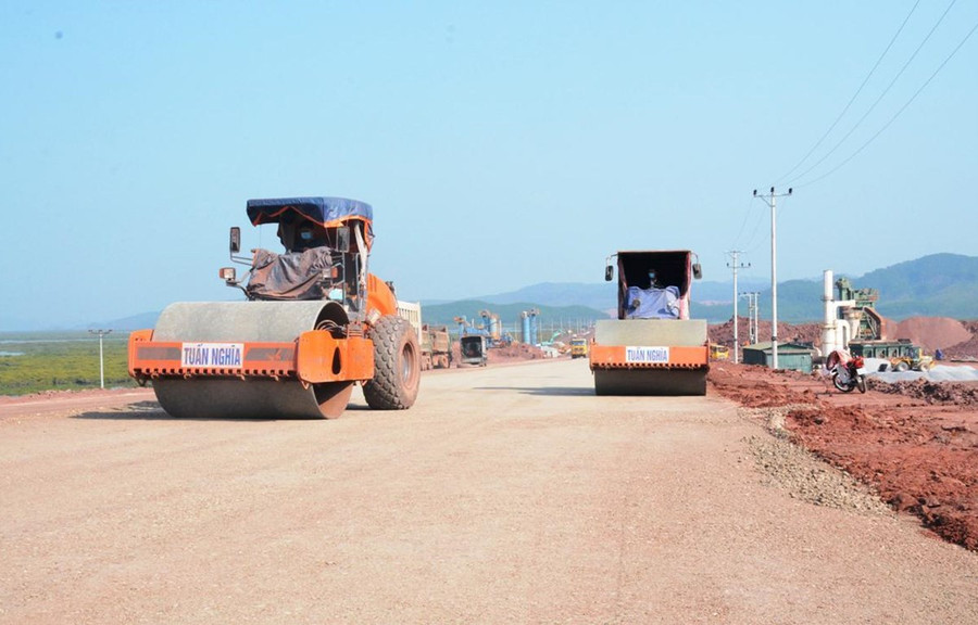 Nhà thầu thi công dự án cao tốc Bắc-Nam. (Ảnh: Việt Hùng/Vietnam+) Nhà thầu thi công dự án cao tốc Bắc-Nam. (Ảnh: Việt Hùng/Vietnam+)