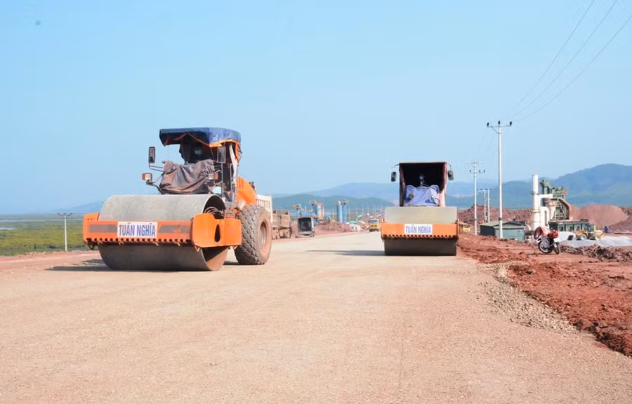 Nhà thầu thi công dự án cao tốc Bắc-Nam. (Ảnh: Việt Hùng/Vietnam+)