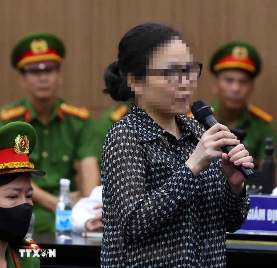 Bị cáo Trịnh Thị Minh Huế (cựu cán bộ Ban kế toán Tập đoàn FLC) khai báo trước tòa. (Ảnh: Phạm Kiên/TTXVN) Bị cáo Trịnh Thị Minh Huế (cựu cán bộ Ban kế toán Tập đoàn FLC) khai báo trước tòa. (Ảnh: Phạm Kiên/TTXVN)