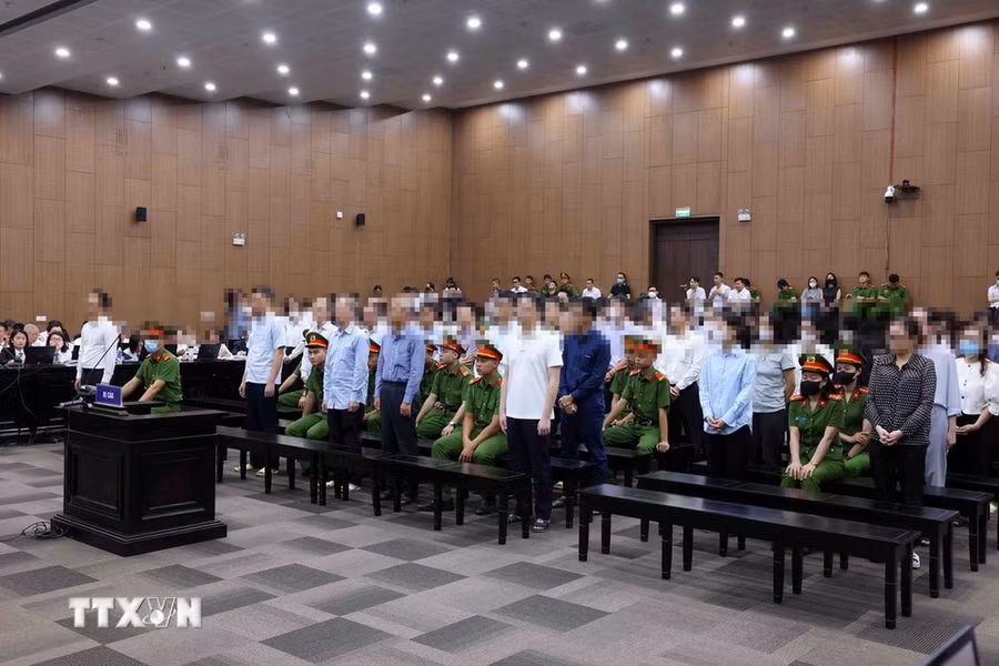 Các bị cáo tại phiên tòa xét xử. (Ảnh: Phạm Kiên/TTXVN)