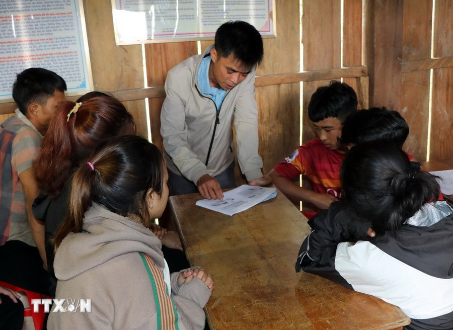 Chính quyền xã Đăk Tăng hướng dẫn người dân ứng phó khi động đất xảy ra. (Ảnh: Cao Nguyên/TTXVN) Chính quyền xã Đăk Tăng hướng dẫn người dân ứng phó khi động đất xảy ra. (Ảnh: Cao Nguyên/TTXVN)