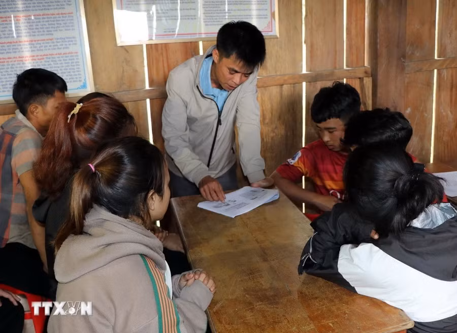 Chính quyền xã Đăk Tăng hướng dẫn người dân ứng phó khi động đất xảy ra. (Ảnh: Cao Nguyên/TTXVN)