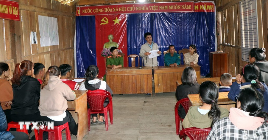 Chính quyền xã Đăk Tăng hướng dẫn người dân ứng phó khi động đất xảy ra. (Ảnh: Cao Nguyên/TTXVN) Chính quyền xã Đăk Tăng hướng dẫn người dân ứng phó khi động đất xảy ra. (Ảnh: Cao Nguyên/TTXVN)