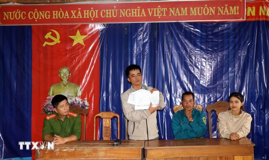 Chính quyền xã Đăk Tăng hướng dẫn người dân ứng phó khi động đất xảy ra. (Ảnh: Cao Nguyên/TTXVN)