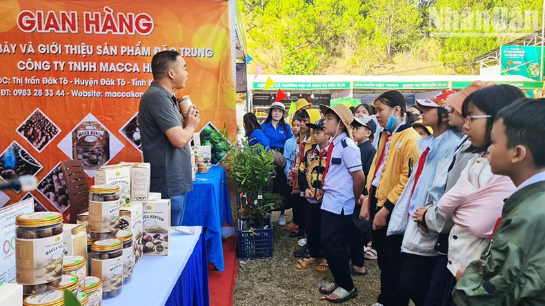 Các em học sinh trường Tiểu học Kim Đồng, xã Đăk Pék, huyện Đăk Glei tham quan, tìm hiểu các sản phẩm làm từ hạt macca. Các em học sinh trường Tiểu học Kim Đồng, xã Đăk Pék, huyện Đăk Glei tham quan, tìm hiểu các sản phẩm làm từ hạt macca.