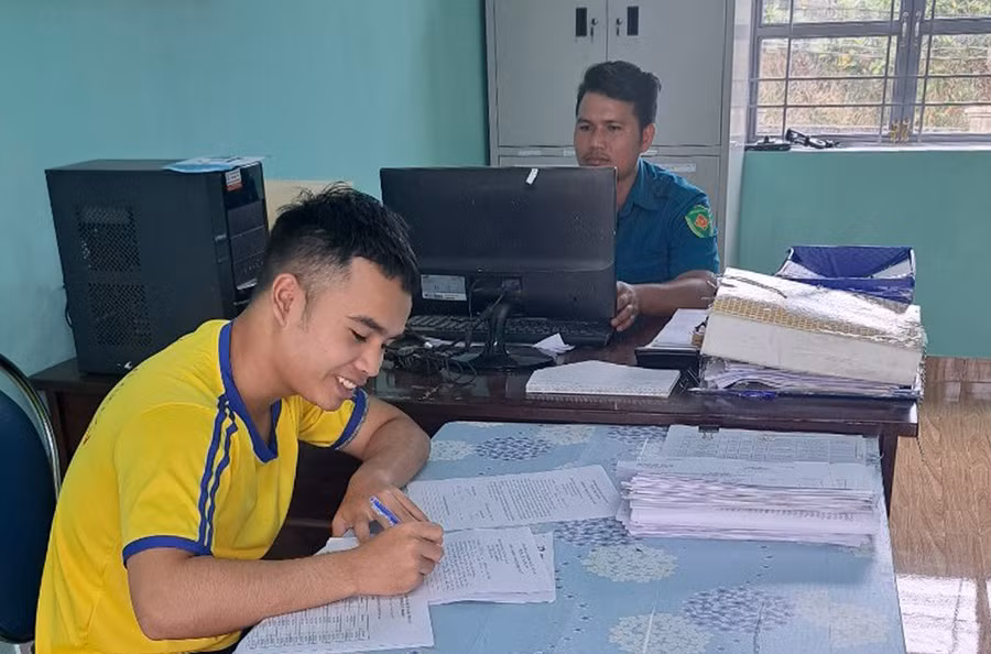 Thanh niên Rơ Châm Hạ (làng Chan, xã Ia Pnôn, huyện Đức Cơ) viết đơn tình nguyện nhập ngũ. Ảnh: Phương Dung