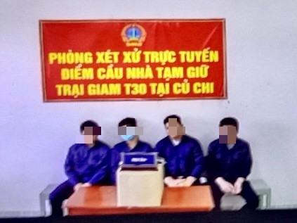 4 gã choai choai dùng súng nhựa cướp tài sản của phụ nữ - Ảnh 1. Các bị cáo tại phiên xử