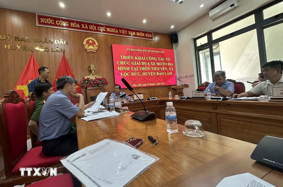 Cuộc họp của Ủy ban Nhân dân huyện Bảo Lâm triển khai công tác hỗ trợ giải đua trước khi khai mạc giải 1 ngày. (Ảnh: TTXVN phát)