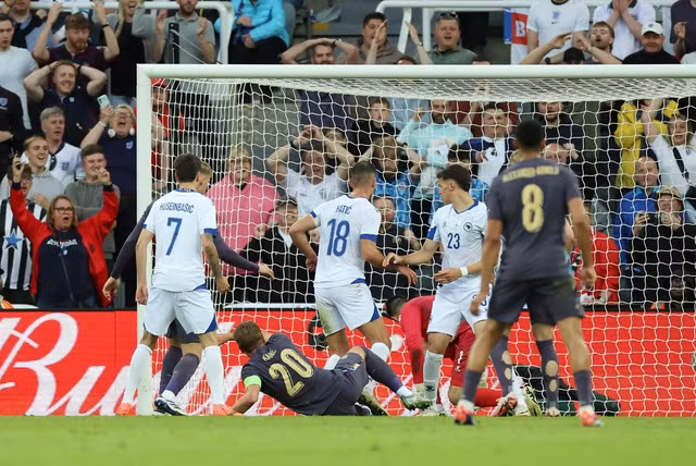 Harry Kane mang số áo "lạ" ghi bàn...