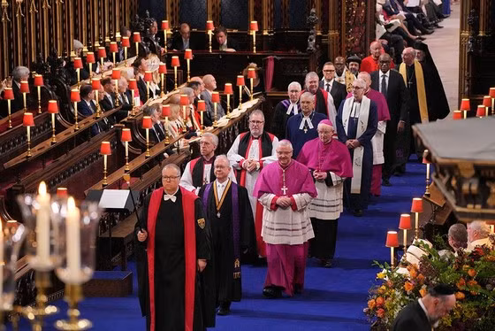 Bắt đầu lễ đăng quang