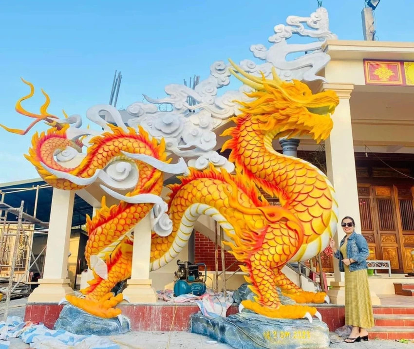 Dù chưa được trình làng nhưng nhiều người dân đã check-in bên linh vật rồng. Ảnh: MXH Dù chưa được trình làng nhưng nhiều người dân đã check-in bên linh vật rồng. Ảnh: MXH