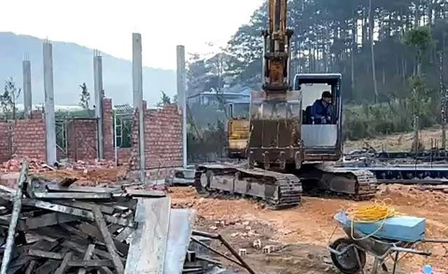 Chủ đầu tư đã tự tháo 3 căn bungalow sai phạm nhưng chưa xây dựng hoàn thiện. Ảnh: LÂM VIÊN Chủ đầu tư đã tự tháo 3 căn bungalow sai phạm nhưng chưa xây dựng hoàn thiện. Ảnh: LÂM VIÊN
