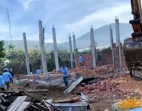 Tháo dỡ công trình xây dựng sai vị trí được cấp phép. Ảnh: LÂM VIÊN Tháo dỡ công trình xây dựng sai vị trí được cấp phép. Ảnh: LÂM VIÊN