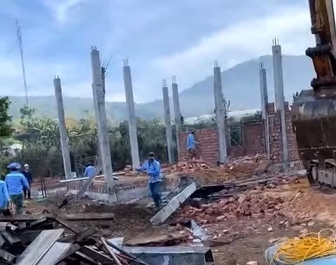 Tháo dỡ công trình xây dựng sai vị trí được cấp phép. Ảnh: LÂM VIÊN