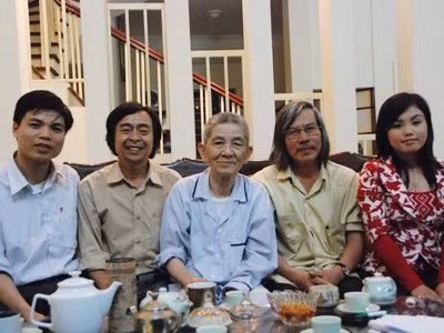 GS Nguyễn Tài Cẩn kể cho học trò chuyện GS Lê Xuân Phương.