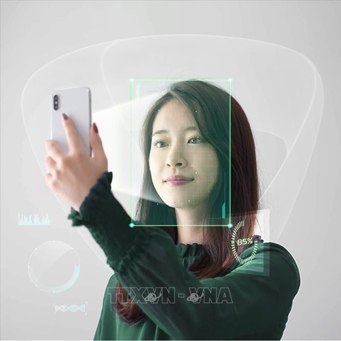 Khách hàng Vietcombank xác thực sinh trắc học. Ảnh minh họa: TTXVN phát