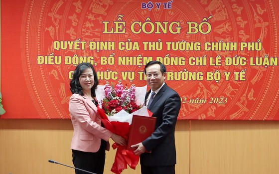 Bộ trưởng Bộ Y tế Đào Hồng Lan tặng hoa chúc mừng tân Thứ trưởng Bộ Y tế Lê Đức Luận. Ảnh nguồn SGGPO