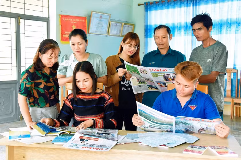 Cán bộ xã Ia Rtô (thị xã Ayun Pa) thường xuyên đọc Báo ảnh Gia Lai. Ảnh: Đức Thụy Cán bộ xã Ia Rtô (thị xã Ayun Pa) thường xuyên đọc Báo ảnh Gia Lai. Ảnh: Đức Thụy