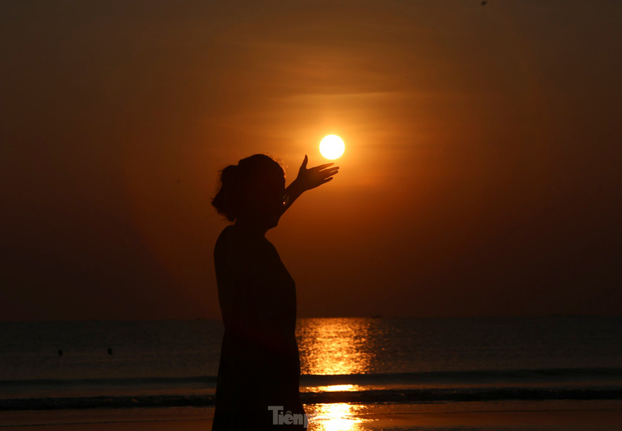 Các bạn trẻ ghi lại khoảnh khắc cùng mặt trời hừng đông.