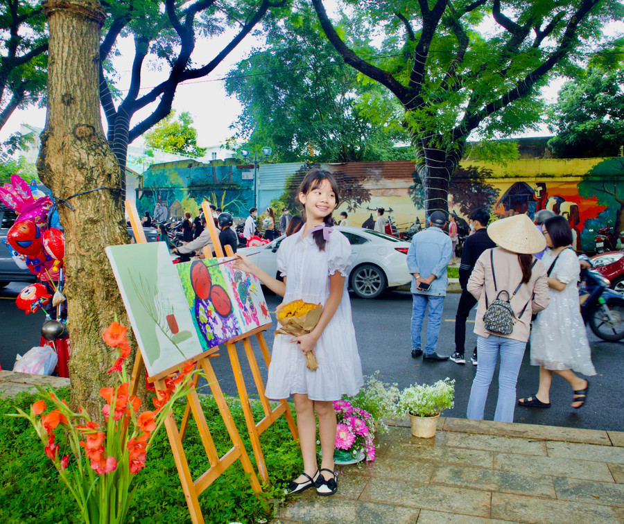 Trần Hoài Thương (12 tuổi, TP Hồ Chí Minh) cho biết dịp lễ 2/9, em cùng gia đình chọn Đắk Lắk là điểm đến để nghỉ dưỡng vì thời tiết ở đây mát mẻ, trong lành. Sáng 3/9, sau khi trời tạnh mưa, cả gia đình đi chơi ở Bảo tàng Đắk Lắk, đường hoa, buôn cổ ở TP Buôn Ma Thuột để tìm hiểu về nét văn hóa của người đồng bào Ê Đê.