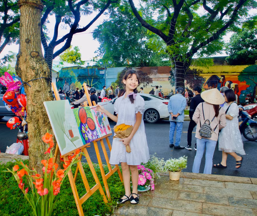 Trần Hoài Thương (12 tuổi, TP Hồ Chí Minh) cho biết dịp lễ 2/9, em cùng gia đình chọn Đắk Lắk là điểm đến để nghỉ dưỡng vì thời tiết ở đây mát mẻ, trong lành. Sáng 3/9, sau khi trời tạnh mưa, cả gia đình đi chơi ở Bảo tàng Đắk Lắk, đường hoa, buôn cổ ở TP Buôn Ma Thuột để tìm hiểu về nét văn hóa của người đồng bào Ê Đê.