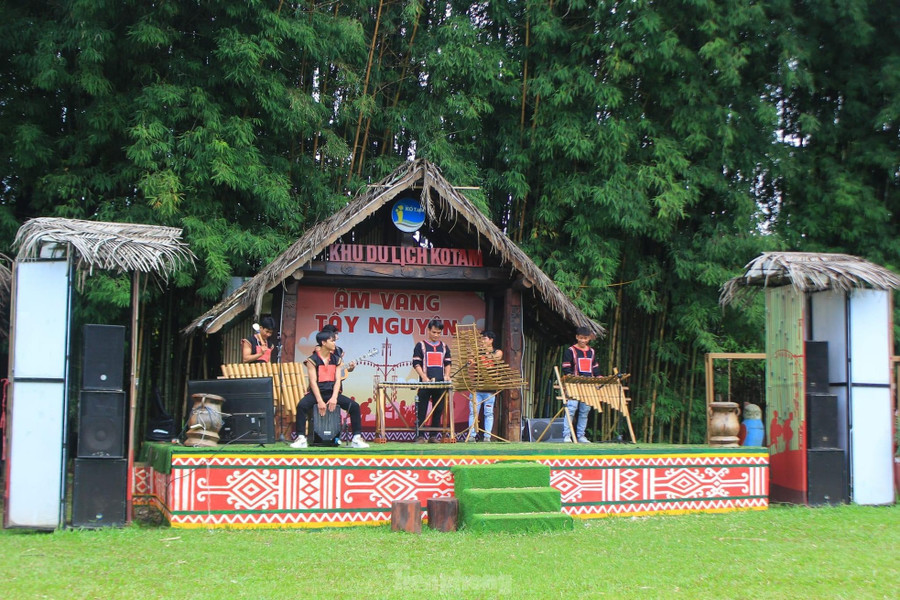 Khu du lịch KoTam tổ chức chương trình ca nhạc "Âm vang Tây Nguyên" phục vụ người dân, du khách đến tham quan, vui chơi dịp nghỉ lễ.