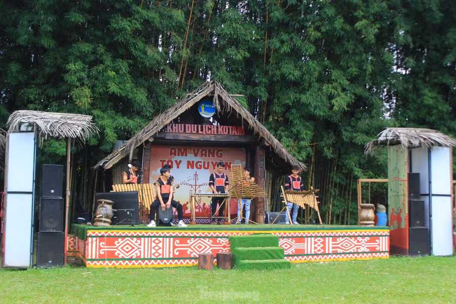 Khu du lịch KoTam tổ chức chương trình ca nhạc "Âm vang Tây Nguyên" phục vụ người dân, du khách đến tham quan, vui chơi dịp nghỉ lễ.