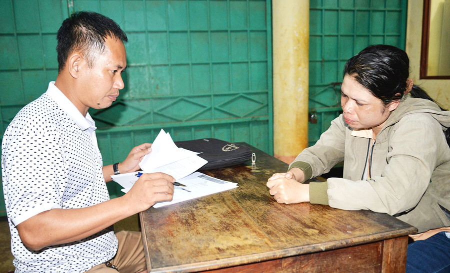 Đối tượng Ksor H’Gon (bìa phải) tại Cơ quan Điều tra. Ảnh: Nguyễn Hữu