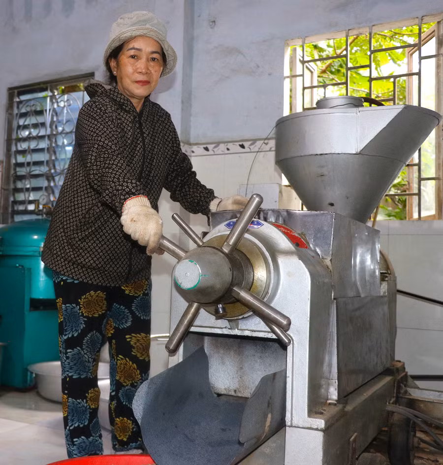Bà Nguyễn Thị Thanh Xuân (thôn Tân Hòa, xã Tân An, huyện Đak Pơ) đầu tư máy ép dầu công nghiệp nhằm nâng cao chất lượng, hiệu quả sản xuất. Ảnh: Ngọc Minh