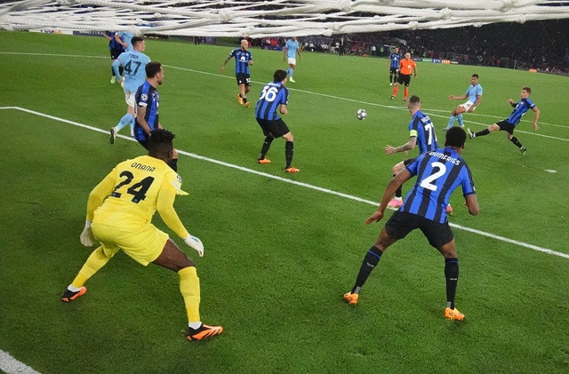 Khoảnh khắc Rodri lạnh lùng tung chân hạ thủ môn Andre Onana. Ảnh: AFP Khoảnh khắc Rodri lạnh lùng tung chân hạ thủ môn Andre Onana. Ảnh: AFP