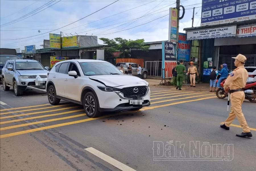 Lực lượng chức năng điều tiết giao thông, bảo đảm giao thông thông suốt