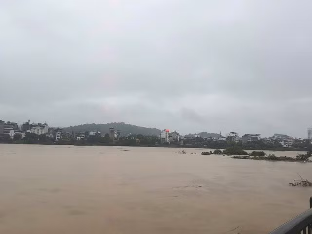 Mưa lớn khiến nhiều địa phương ở tỉnh Lào Cai bị ngập sâu. Ảnh: B. Minh