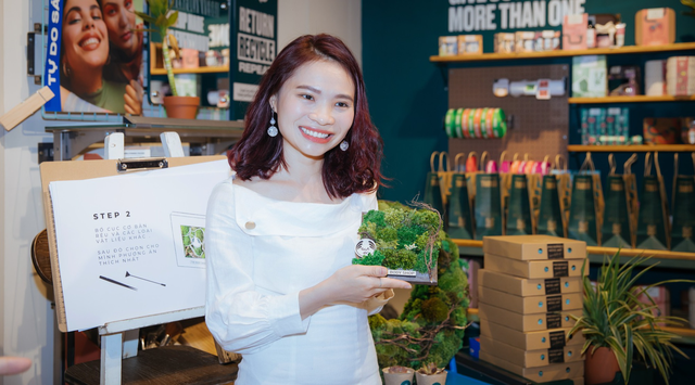 Chị Trinh thích thú khi sở hữu bức tranh từ rêu. Ảnh: NVCC Chị Trinh thích thú khi sở hữu bức tranh từ rêu. Ảnh: NVCC