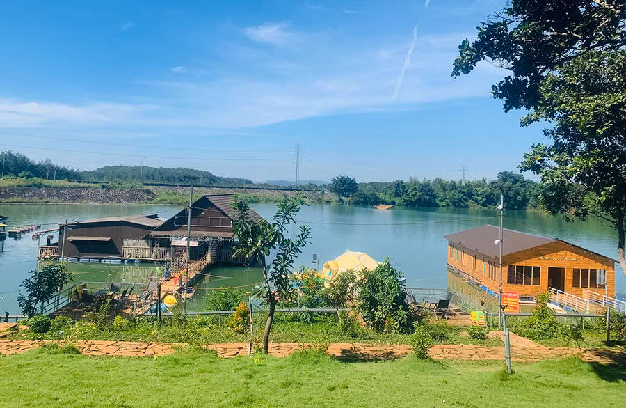 Với không gian thoáng đãng, xanh mát, khu du lịch Sê San Island là điểm đến hấp dẫn trong hành trình thưởng ngoạn dòng Sê San. Ảnh: V.T.T