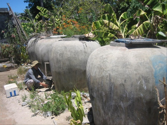 Những chiếc lu đựng nước trên đảo Bé. Ảnh: N.N Những chiếc lu đựng nước trên đảo Bé. Ảnh: N.N