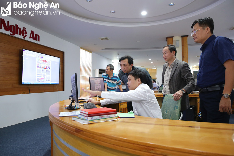 Báo Gia Lai tìm hiểu về quy trình xuất bản các ấn phẩm Báo Nghệ An tại Tòa soạn Hội tụ. Ảnh: Lâm Tùng/baonghean Báo Gia Lai tìm hiểu về quy trình xuất bản các ấn phẩm Báo Nghệ An tại Tòa soạn Hội tụ. Ảnh: Lâm Tùng/baonghean