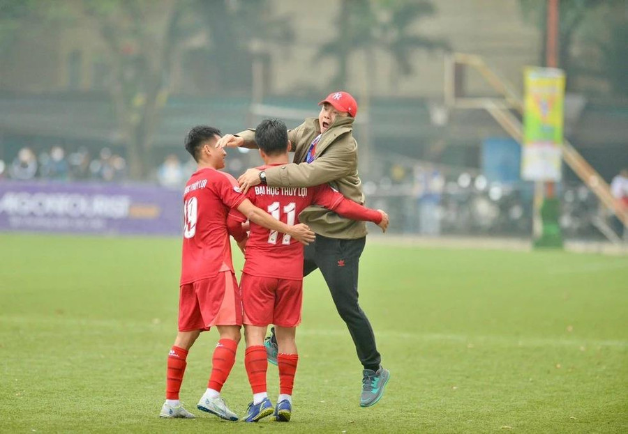 Thầy trò đội bóng Trường ĐH Thủy Lợi. Thầy trò đội bóng Trường ĐH Thủy Lợi.