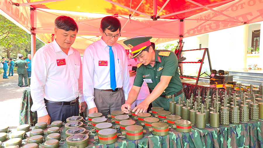 Các đại biểu tham quan mô hình học cụ. Ảnh: Bá Bính Các đại biểu tham quan mô hình học cụ. Ảnh: Bá Bính