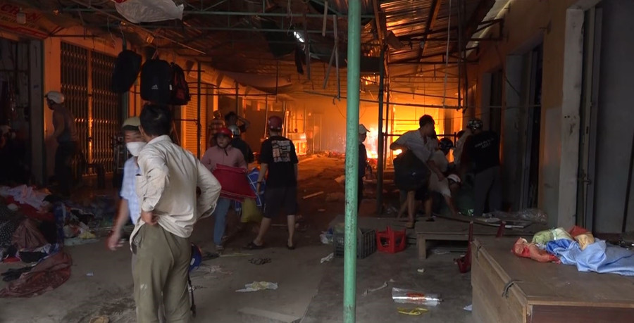 Nhiều ki-ốt ở bên trong chợ bị thiêu rụi. Ảnh: Bảo Trung