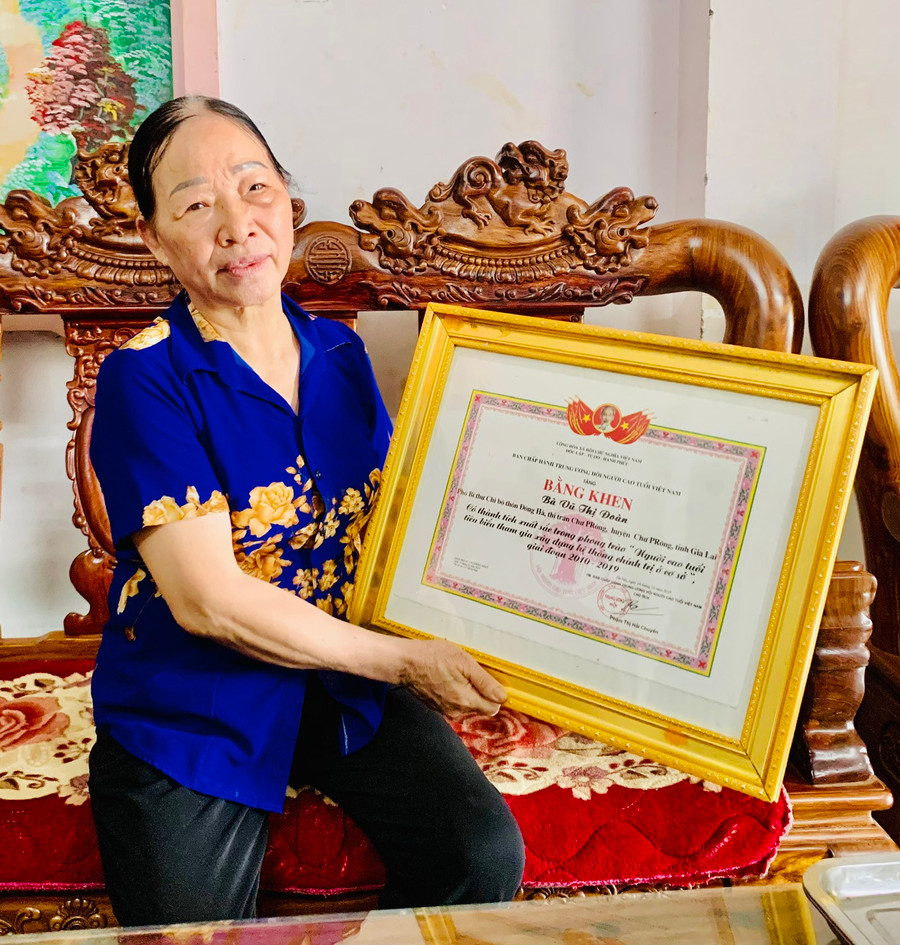 Dù đã ngoài 70 tuổi nhưng bà bà Vũ Thị Đoàn (34 Nguyễn Trãi, thị trấn Chư Prông) vẫn được bà con tín nhiệm bầu giữ nhiều chức vụ ở địa phương. Ảnh: Nhật Hào Dù đã ngoài 70 tuổi nhưng bà bà Vũ Thị Đoàn (34 Nguyễn Trãi, thị trấn Chư Prông) vẫn được bà con tín nhiệm bầu giữ nhiều chức vụ ở địa phương. Ảnh: Nhật Hào