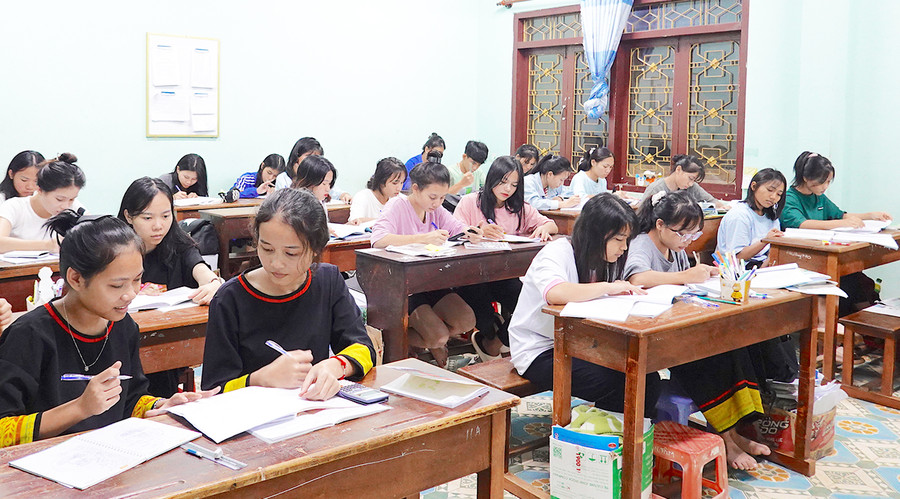 Học sinh lớp 12 Trường Phổ thông Dân tộc Nội trú tỉnh tập trung ôn thi tốt nghiệp trong giai đoạn “nước rút”. Ảnh: M.T