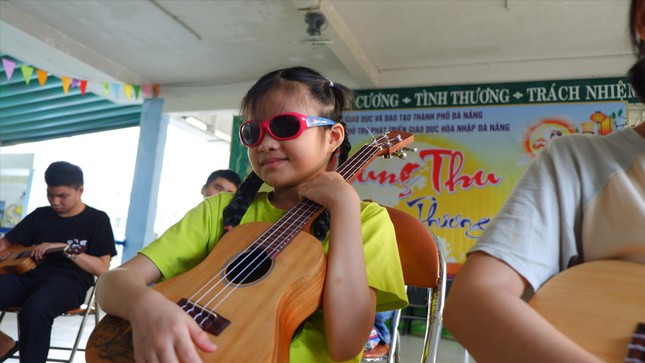 Nguyễn Tú Anh tìm thấy đam mê, niềm vui với tiếng đàn. Ảnh: Nguyễn Thành Nguyễn Tú Anh tìm thấy đam mê, niềm vui với tiếng đàn. Ảnh: Nguyễn Thành