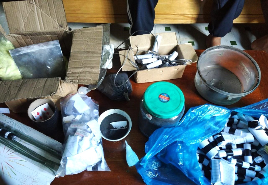 Số hóa chất và pháo nổ do các em học sinh tự chế tạo được Công an TP Bảo Lộc kịp thời phát hiện thu giữ