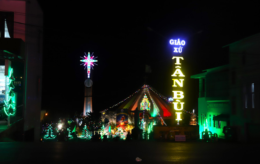 Nhà thờ Tân Bùi nơi xứ đạo Lộc Châu lung linh trong ánh điện Nhà thờ Tân Bùi nơi xứ đạo Lộc Châu lung linh trong ánh điện